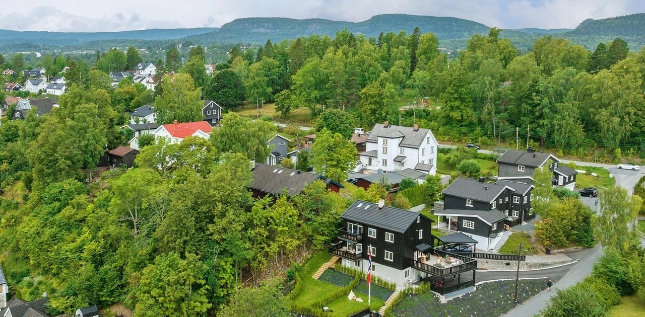 Fri bruk av plen på høyre side og uteområde man disponerer foran hyblen til høyre side.