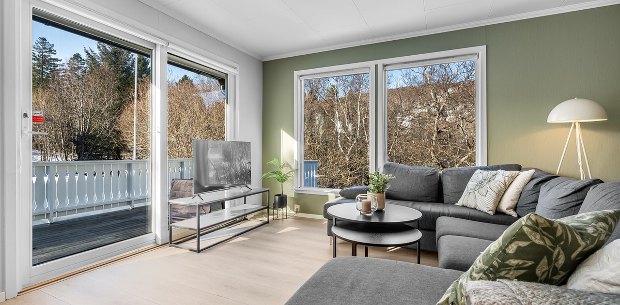 Stue med nye moderne gulv og godt med lys fra store vinduer