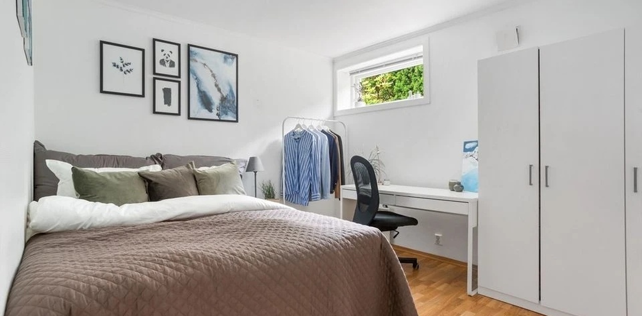 Soverommene er av god størrelse. Alle vil få ny garderobeløsning, skrive/sminkepult og flatskjerm på rommene.