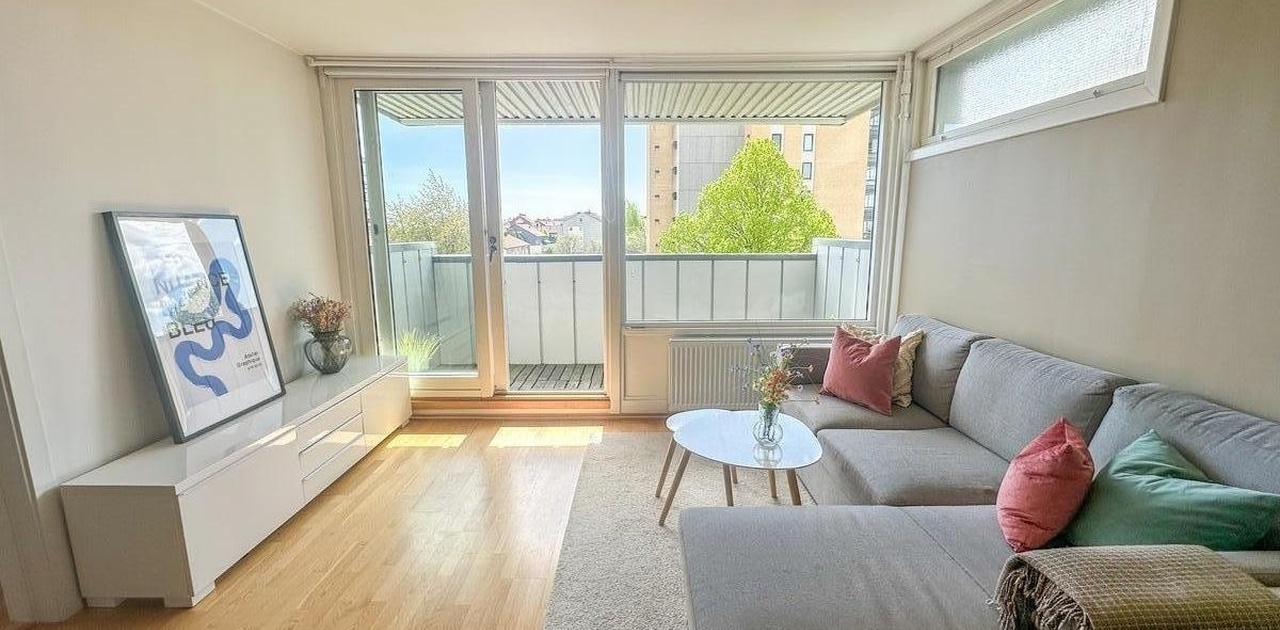 Lys og hyggelig stue med utgang til en nydelig balkong