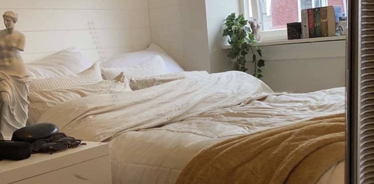 Soverom med garderobeskap som følger med