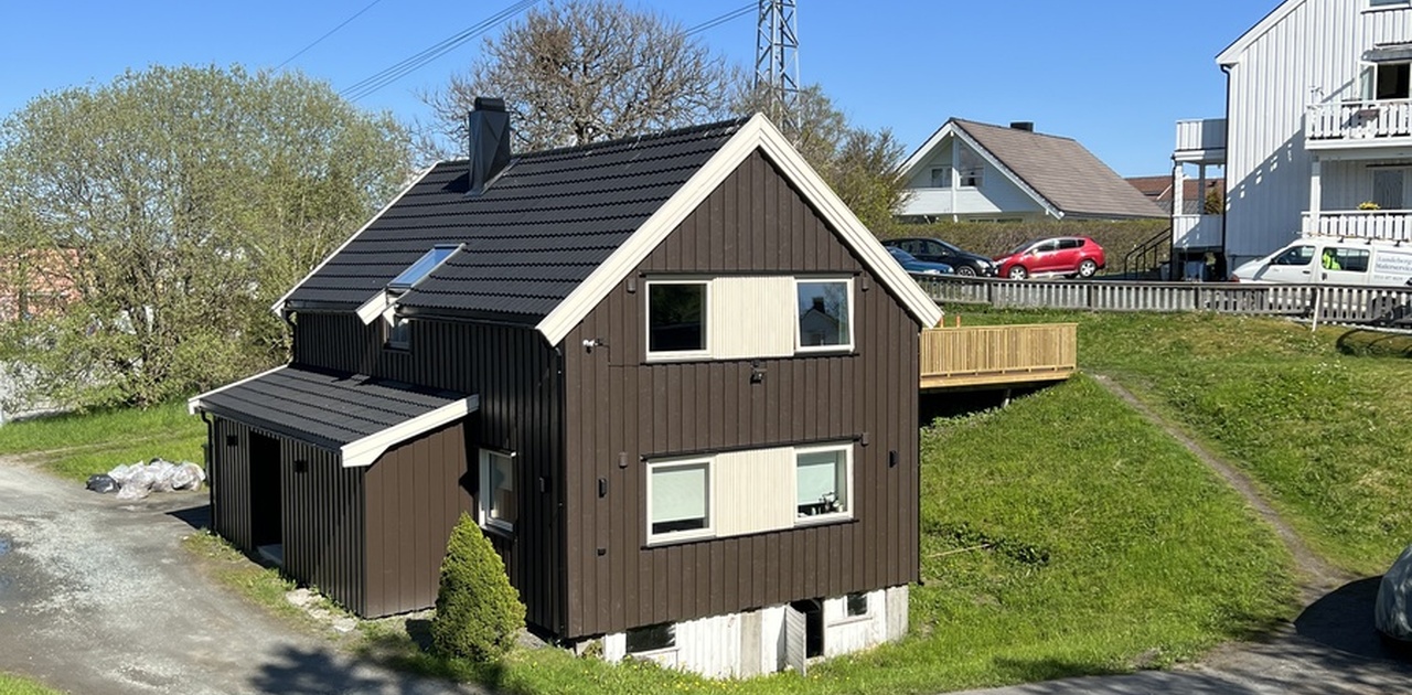 Leiligheten ligger i et rolig område med stor tomt og gode parkeringsmuligheter