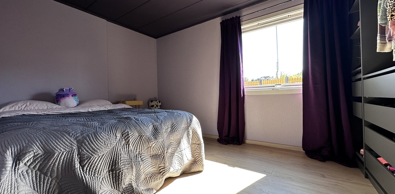 Soverom med god plass til dobbeltseng eller to enkeltsanger