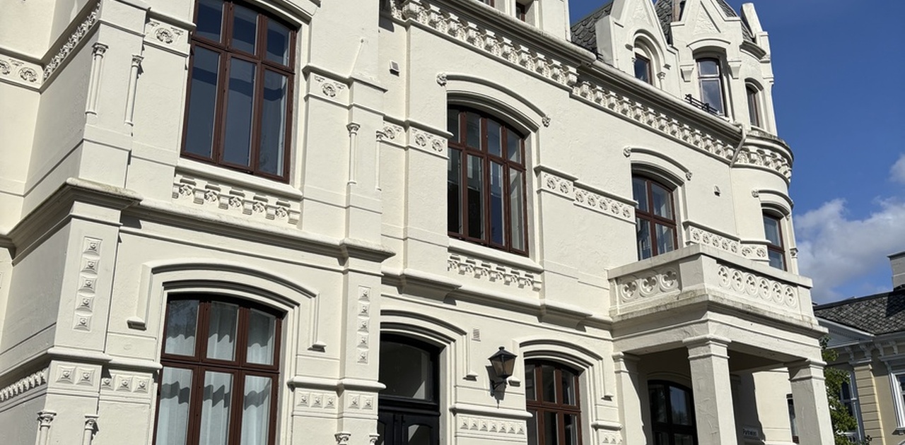 Felles uteplass med møbler der man kan nyte solen fra formiddagen til sent på kvelden.