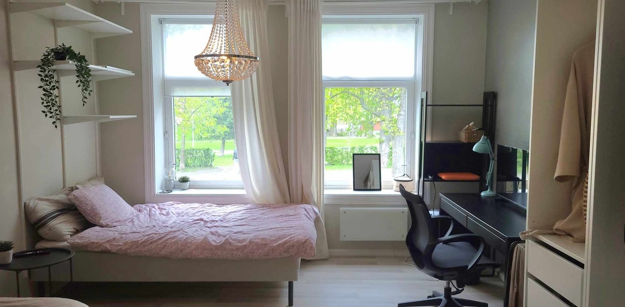 Stort soverom med god oppbevaringsplass. Skap, pult, hyller og seng (120) er inkludert. Bildet viser hvordan tidligere leietaker har innredet rommet.