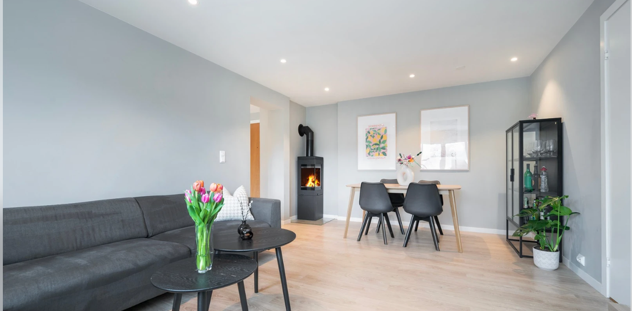 Stue med spisebord og peis<3