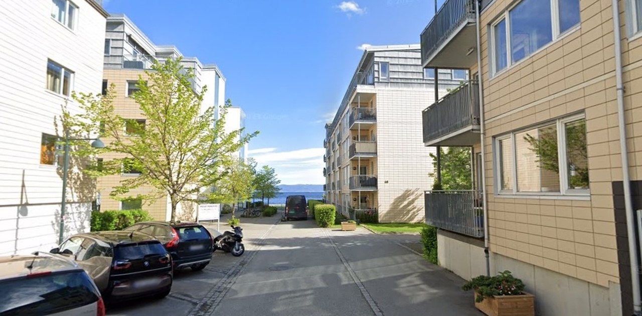 Fjæra og badeplass er rett ved leiligheten