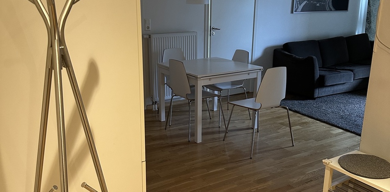 Fra inngangsdør mot kjøkken /stue