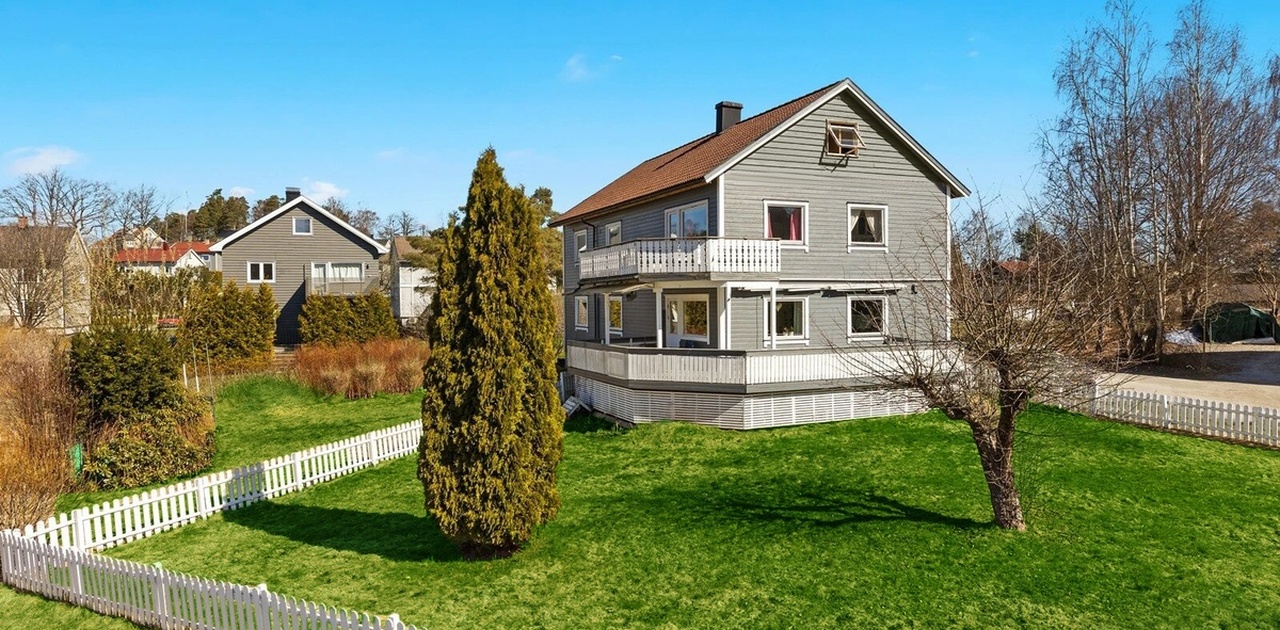 Kollektivet disponerer 1. etasje med stor hage.