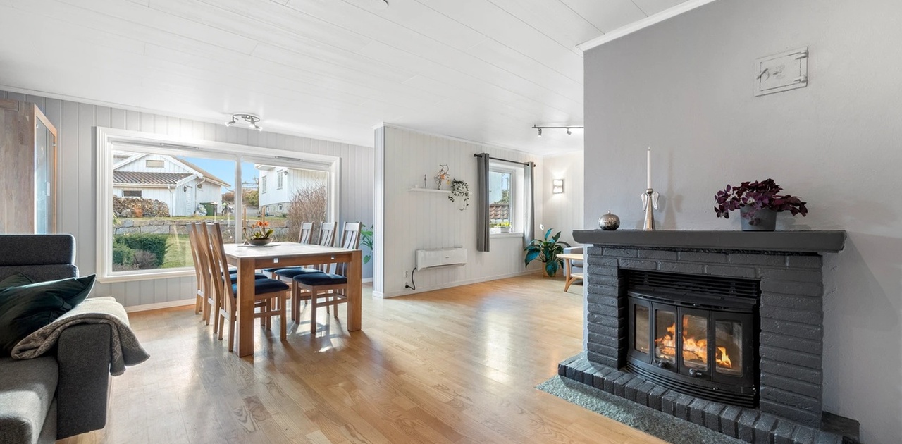 Del av stor stue med peis