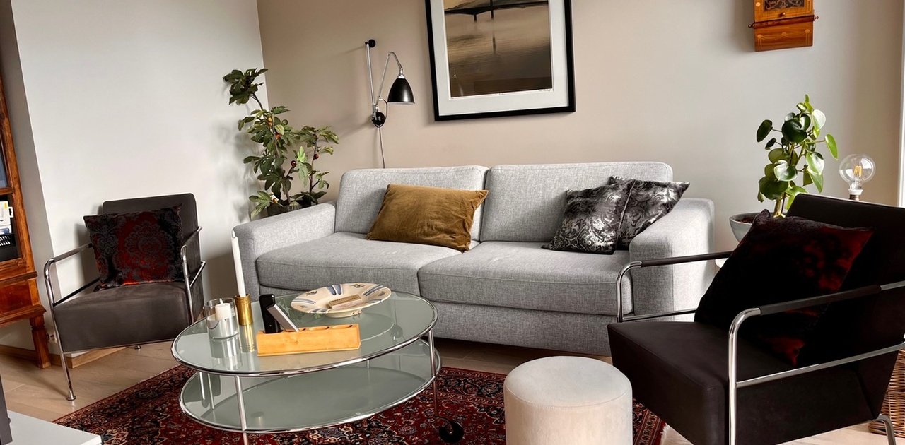 Sovesofa med bord og stoler