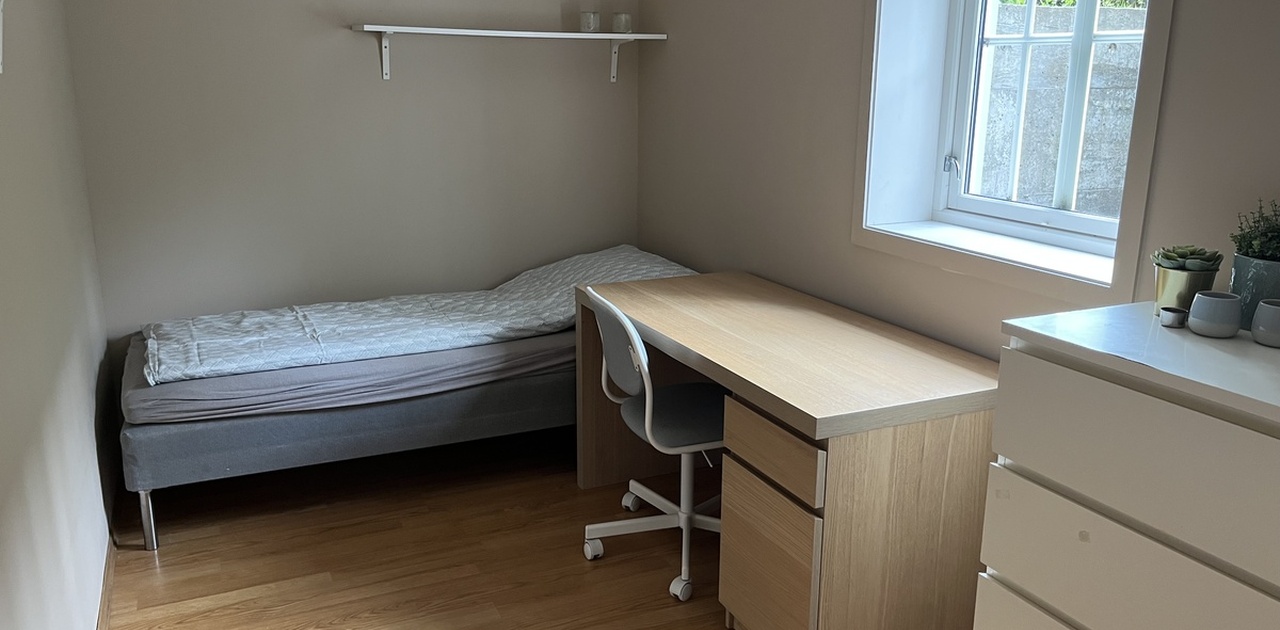 Soverom 1 - 10 kvm - seng (90cm), pult, kommode og garderobeskap medfølger