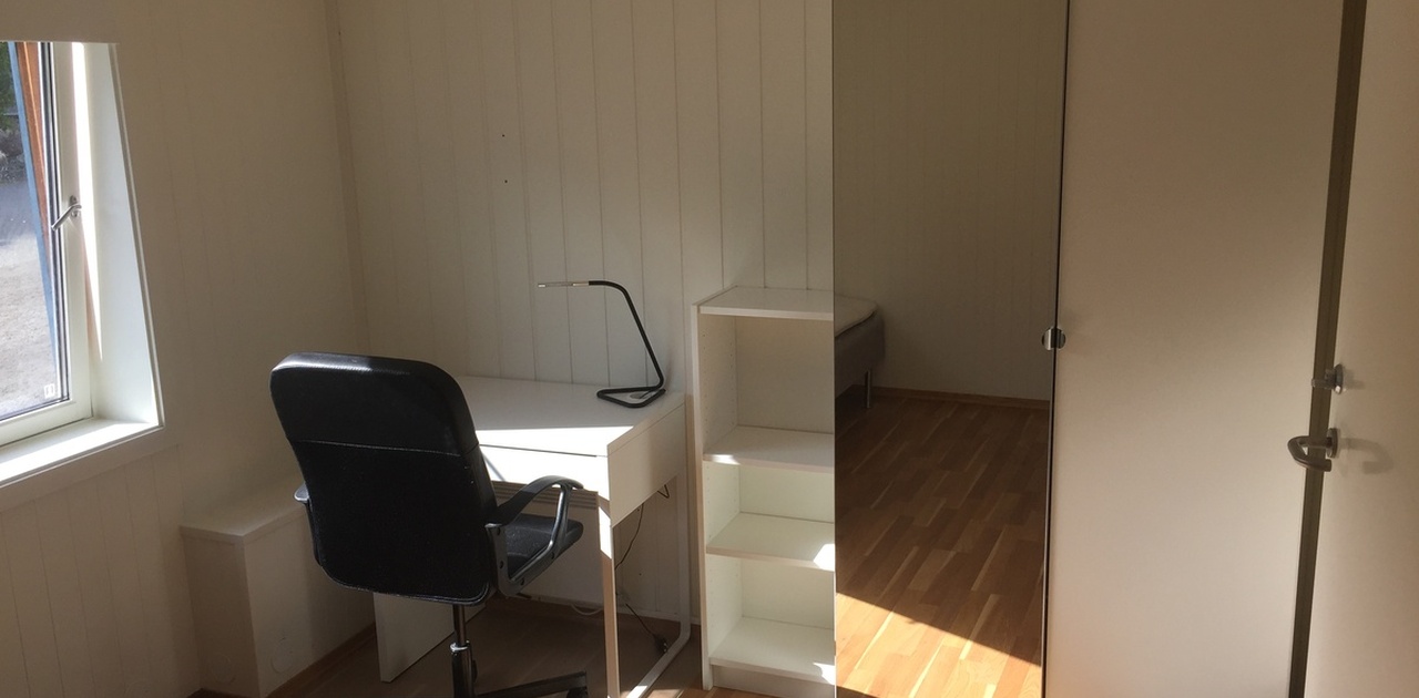 Velkommen til Breidablikveien 3! Fin sokkelleilighet på 85 kvm! Dette er Jupiter. Soverommene er av god størrelse med plass til det man trenger. Garderobeskap, seng, panelovn og solskjerming medfølger.