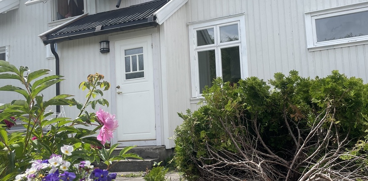 inngangen til hybelen er vendt mot felles hage