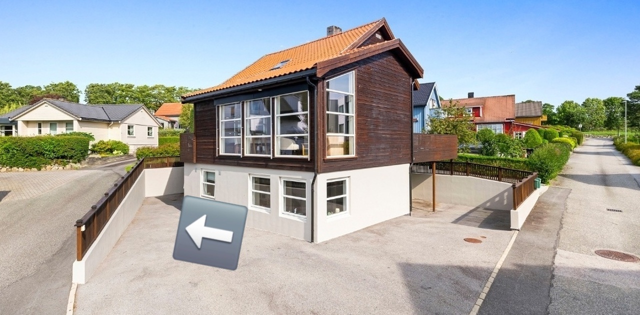 Inngang bak hjørnet ved pil
