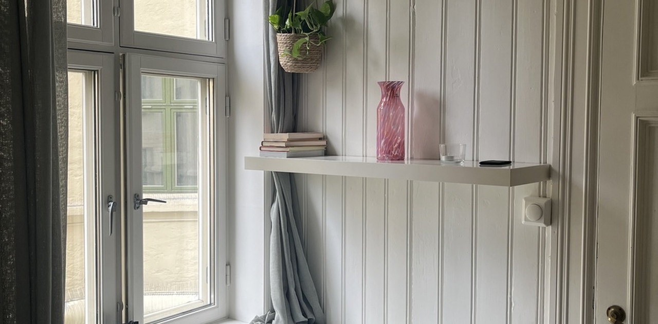 Skrivebord som følger med.