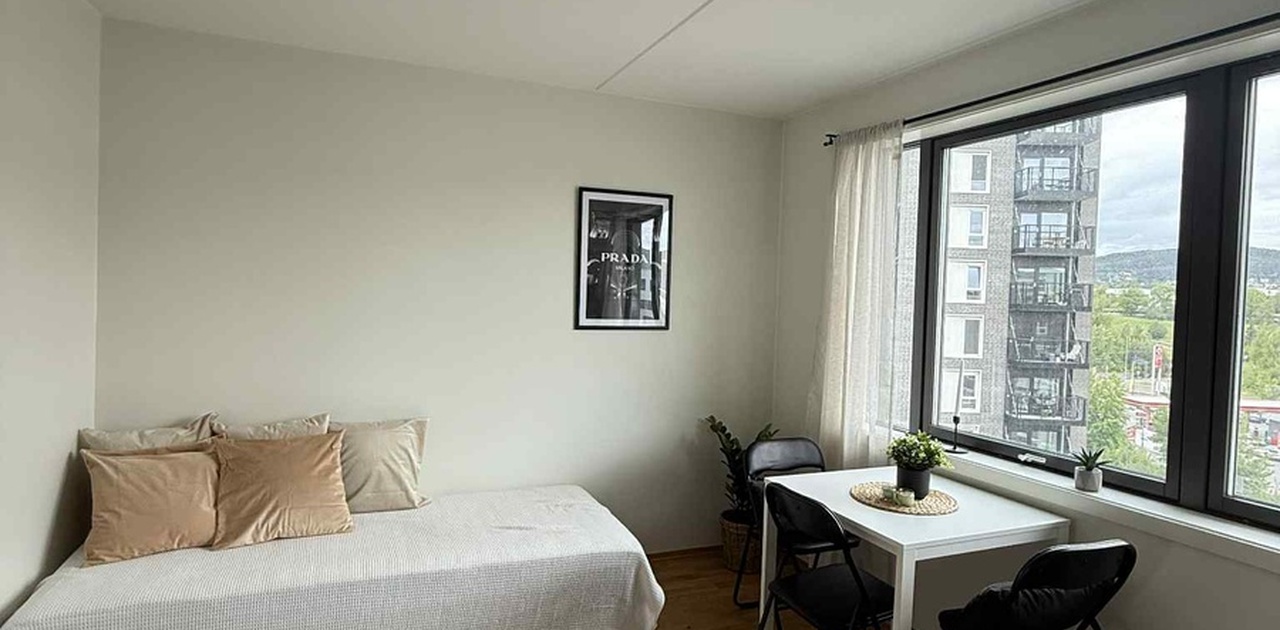 Moderne hybelrom på 18 kvm med store vinduer og høy utsikt