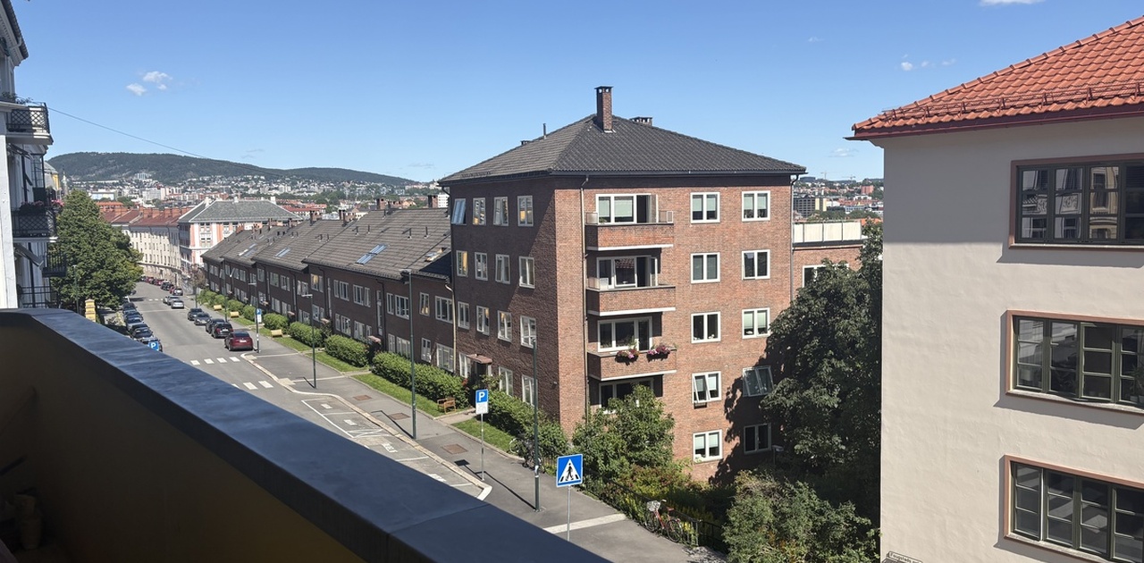 Fin utsikt mot Grefsenkollen fra balkong som deles med nabo.