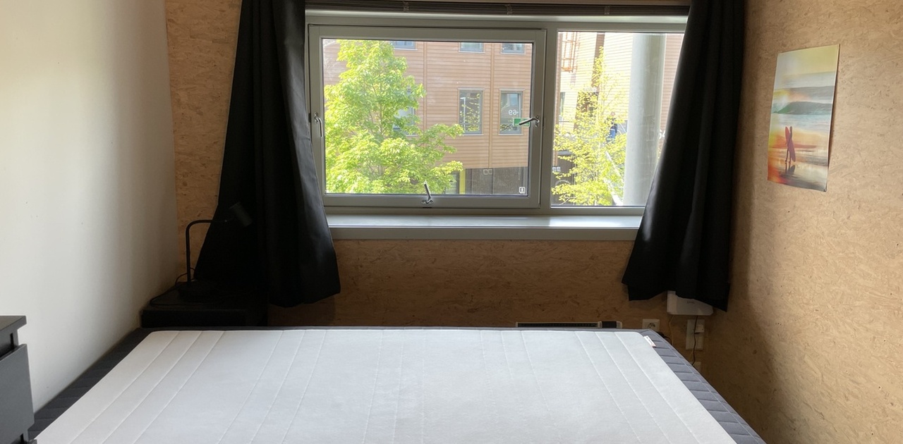 120 cm seng - Overmadrass må medbringes