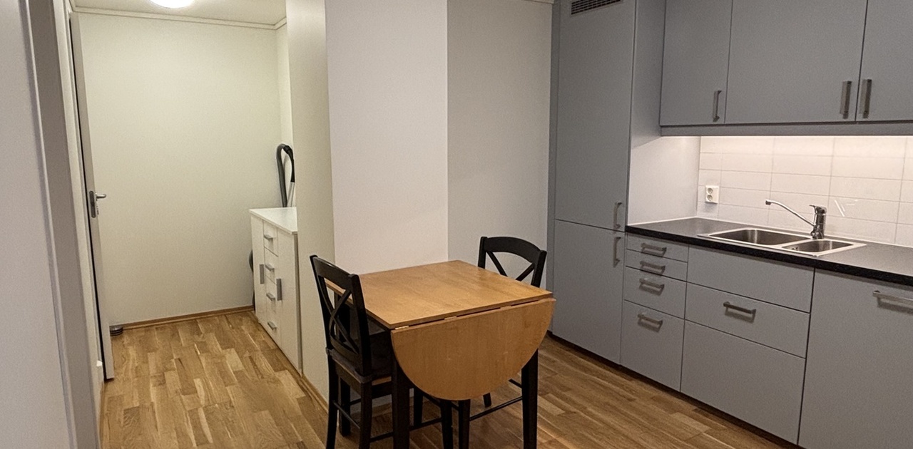 Kjøken med kjøleskap/frys, oppvaskmaskin, komfyr og alt av kjøkenutstyr.