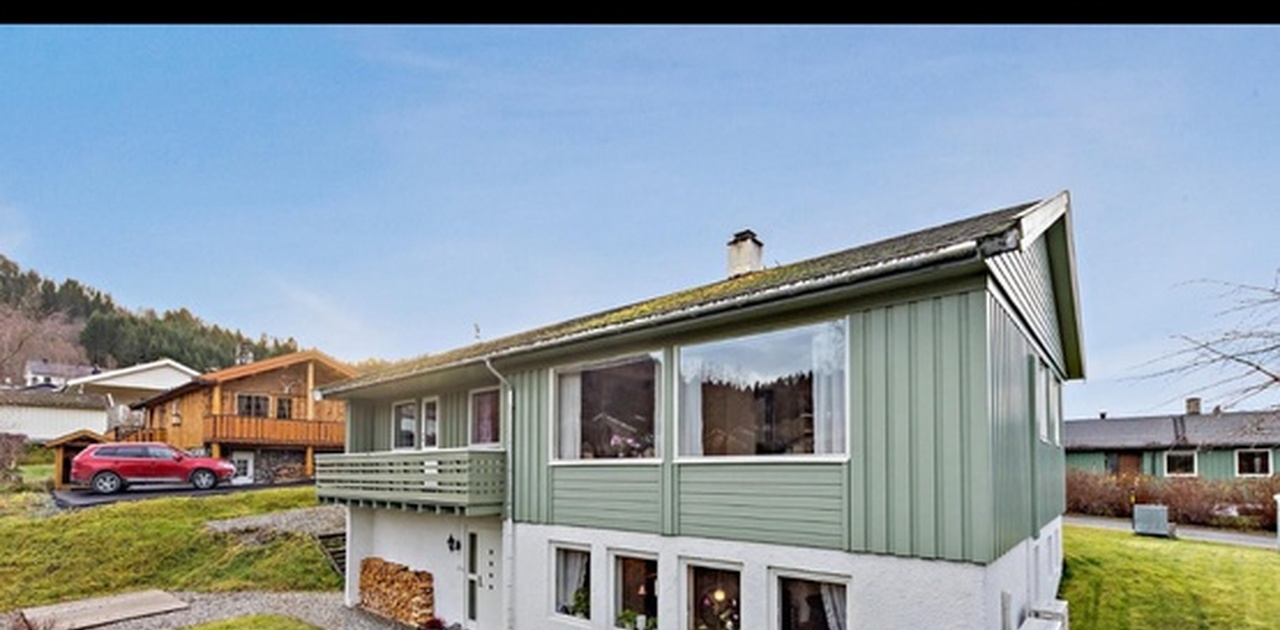 Bilde av stuevindu og uteområdet.