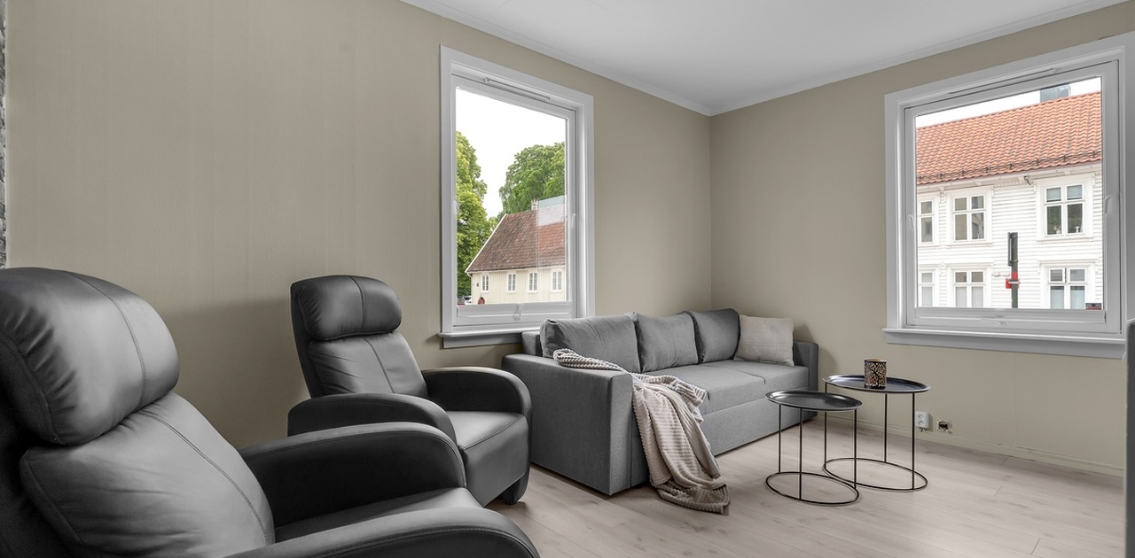 Stua har 2 gode reclinere og en sovesofa som enkelt kan slås om til en seng