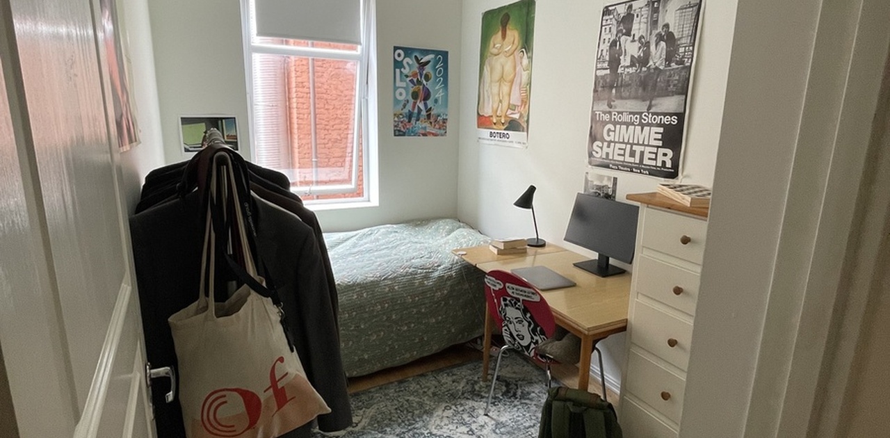 Rommet er på 9kvm og er vendt mot en rolig bakgård. God plass til seng, pult, klesskap og klesstativ:)