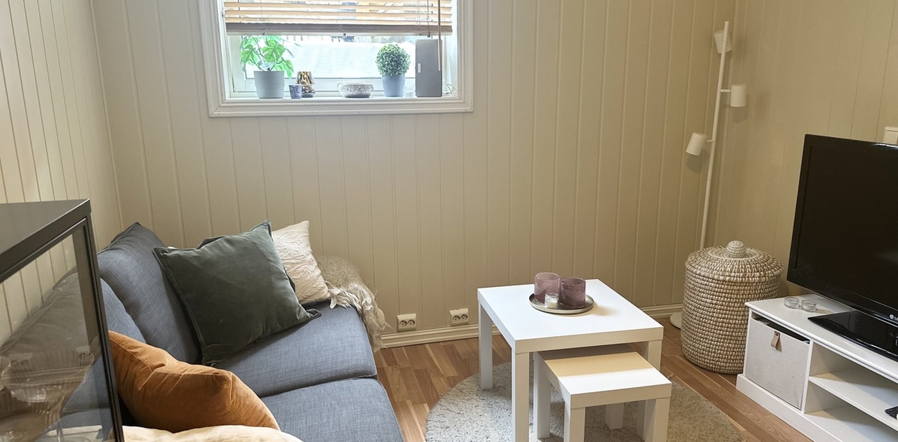 Møblert nymalt stue i lys beige farge