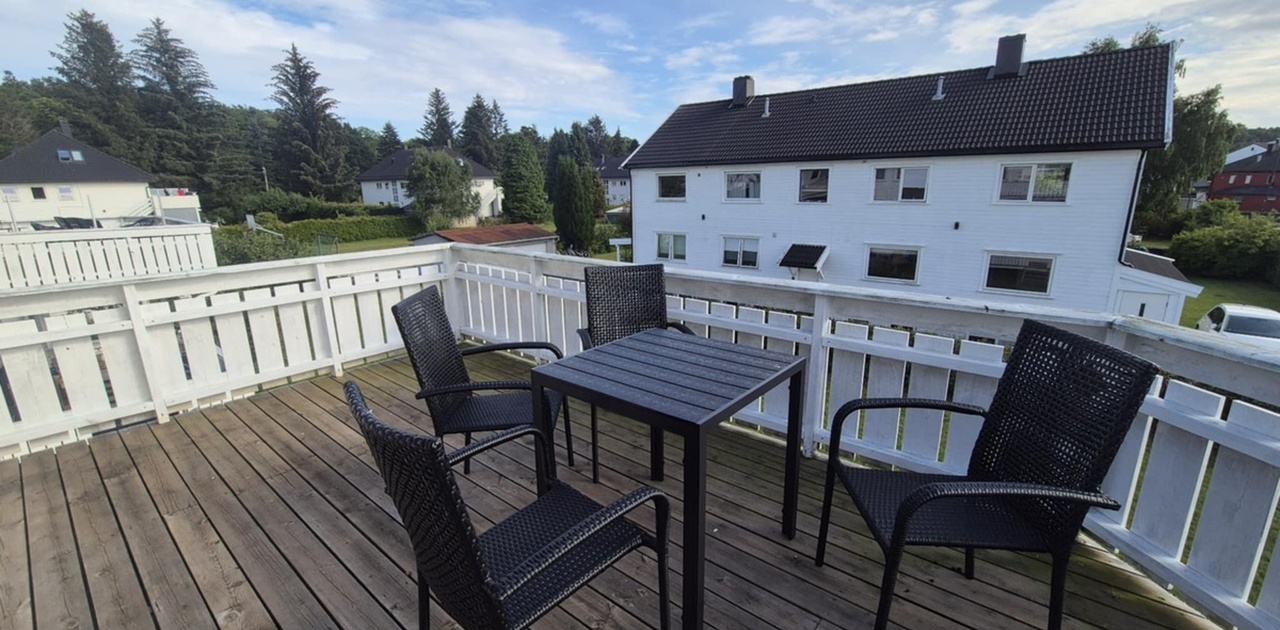 Stor solrik terrasse.