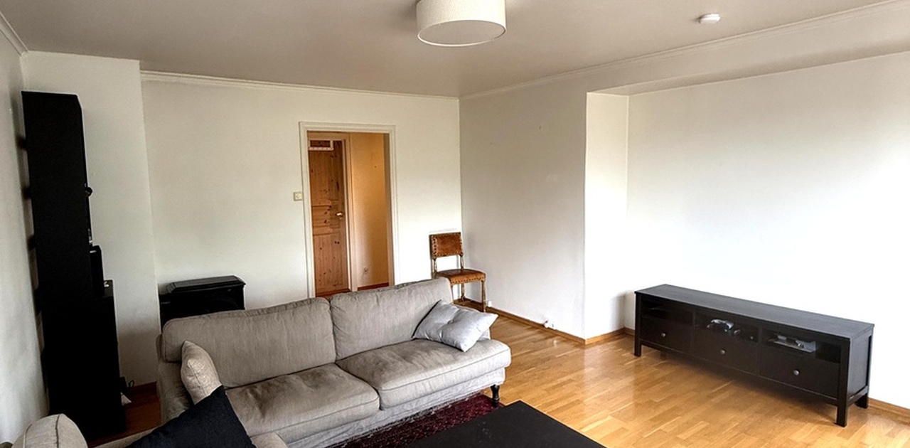 Romslig stue med plass til sofagruppe og underholdning.