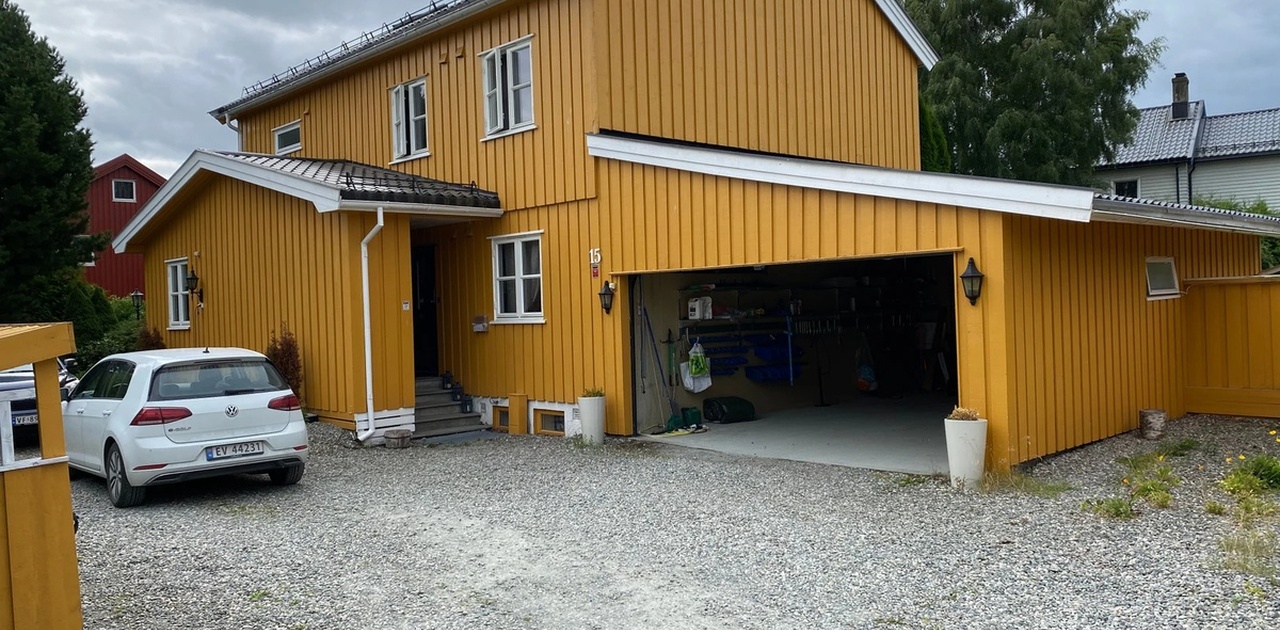 Egen inngang til venstre for garasje