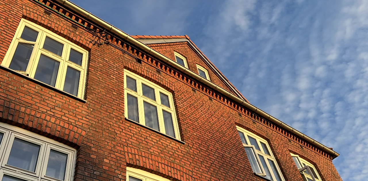 Framsiden av bygget. Stuevindu er to oppe til venstre.