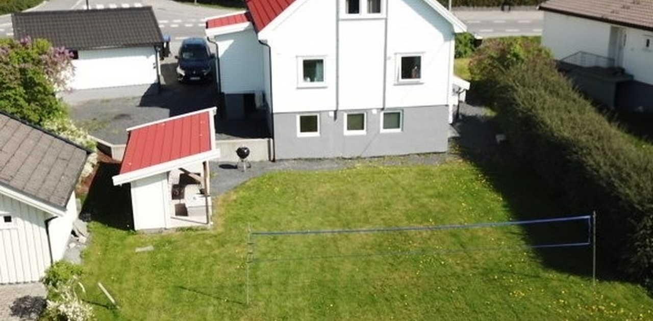 Huset sett fra hagen ( veldig stor hage)