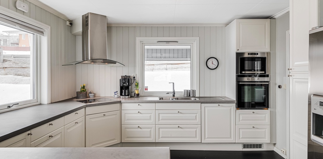 Stort kjøkken med alt av hvitevarer