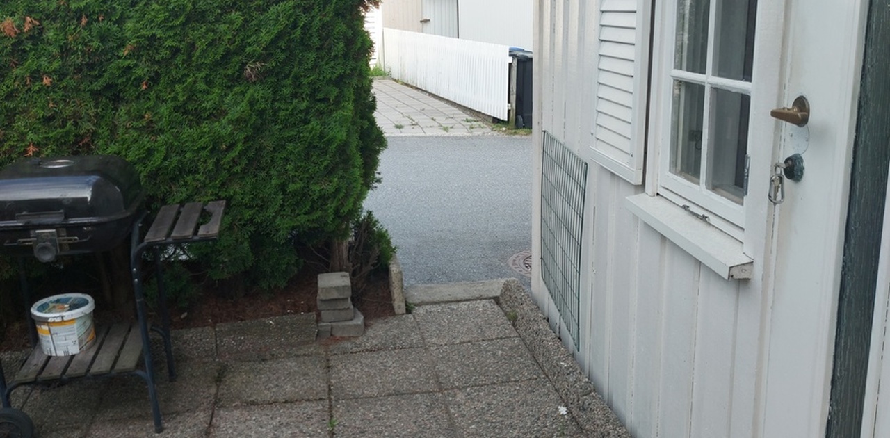 Inngang og utsikt til vei og parkering