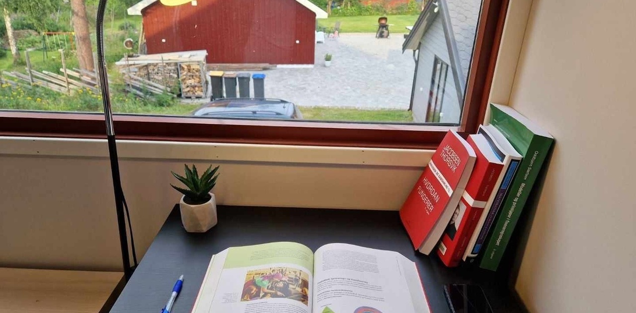 Skrivebord for koselig lesekrok/kontorplass.