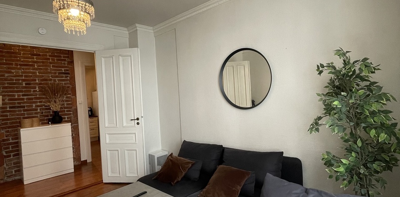 Stua, med sofa, tv og stuebord inkludert