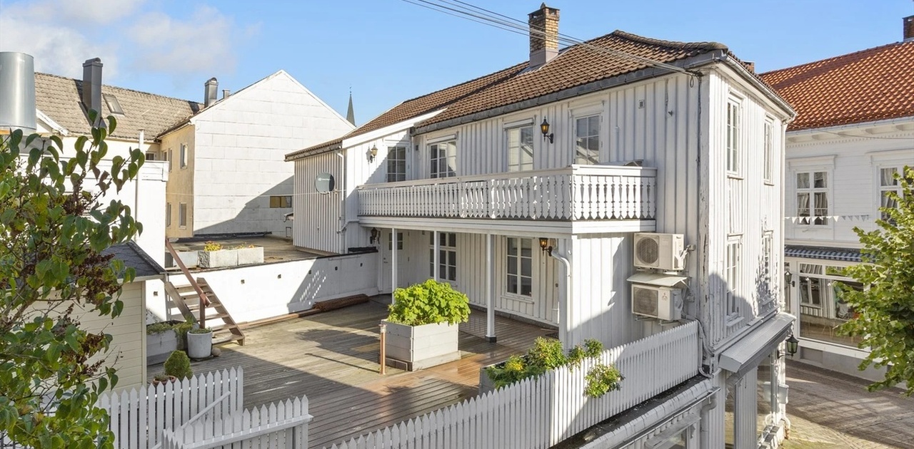 Privat balkong med adkomst fra gang og soverom 1 samt felles terrasse