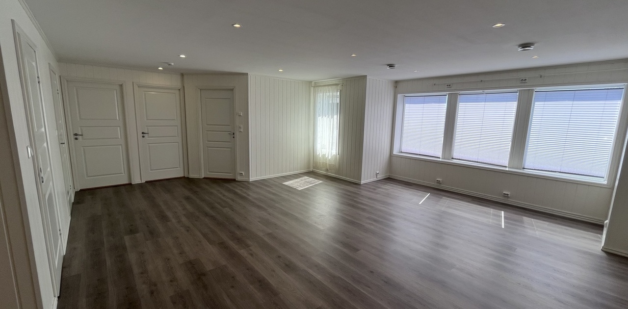 Oversiktlig planløsning med inngang til soverom, bad og vaskerom fra stuen. God plass til møblering.