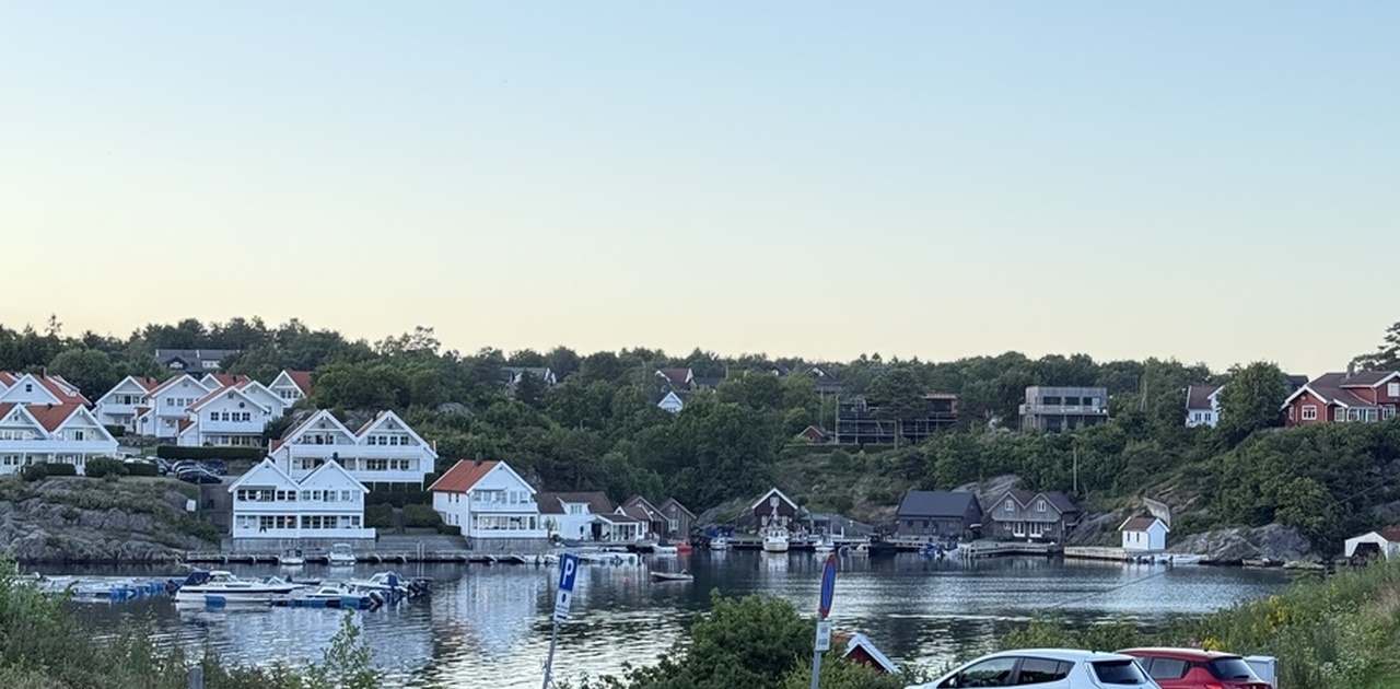 Utsikten fra stua (50m til sjø)