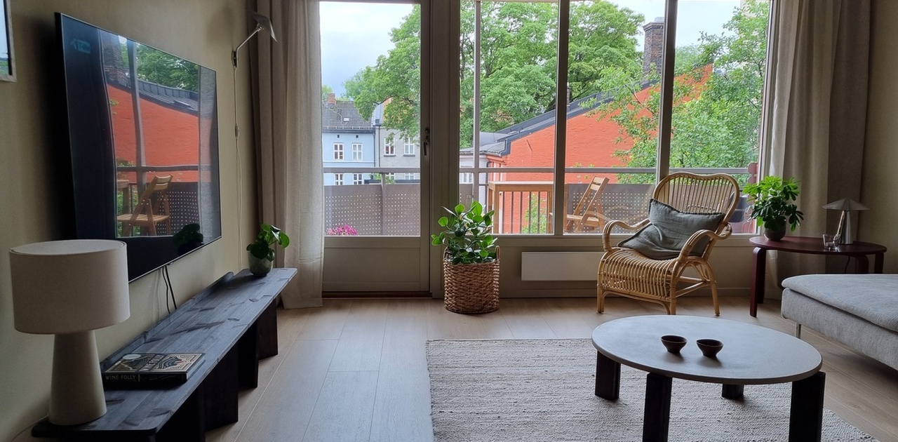 Stue mot balkong og ganske så usjenert.