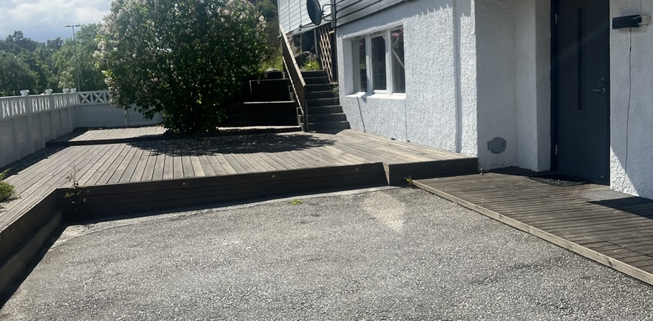 Egen parkering og inngangsparti. Fint uteområde tilhørende leilighet.