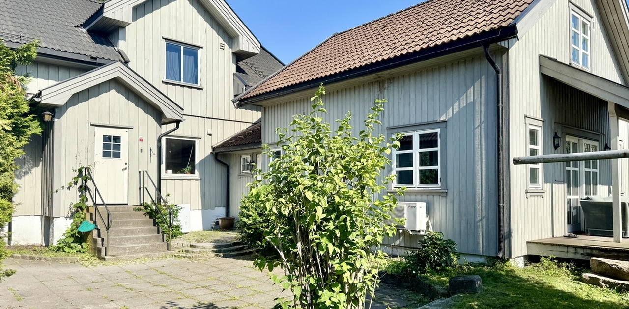 Stort hus leies ut i bofellesskap. Bilde fra atrium: tilbygg til høyre, originalt hovedbygg (fra ca 1910 til venstre. To separate innganger, de to husene knyttes sammen i mellomgangen (inngsngen til høyre).
