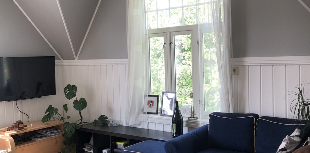 Stue med stor TV og hjørnesofa
