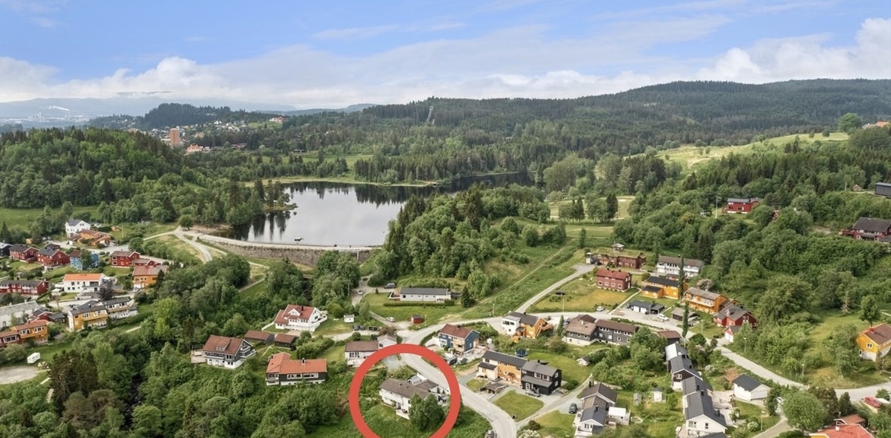 Leiligheten ligger i 1. etg i huset markert med rød ring.