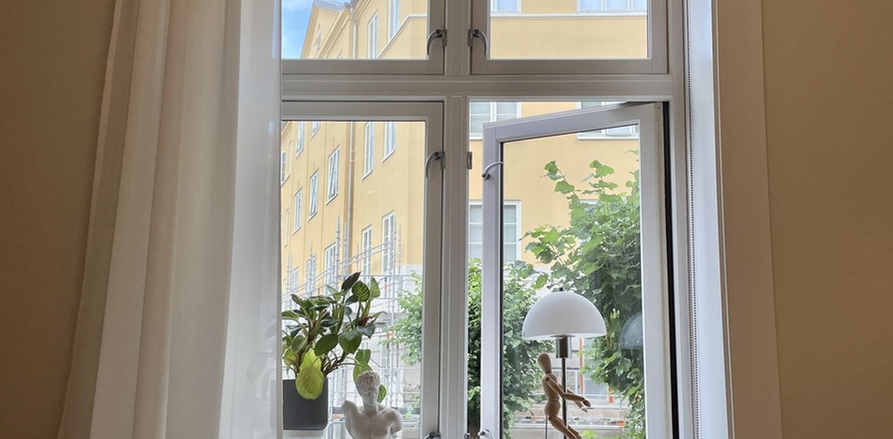 Store klassiske vinduer gir godt med naturlig lys. Leiligheten ligger i en høy første etasje