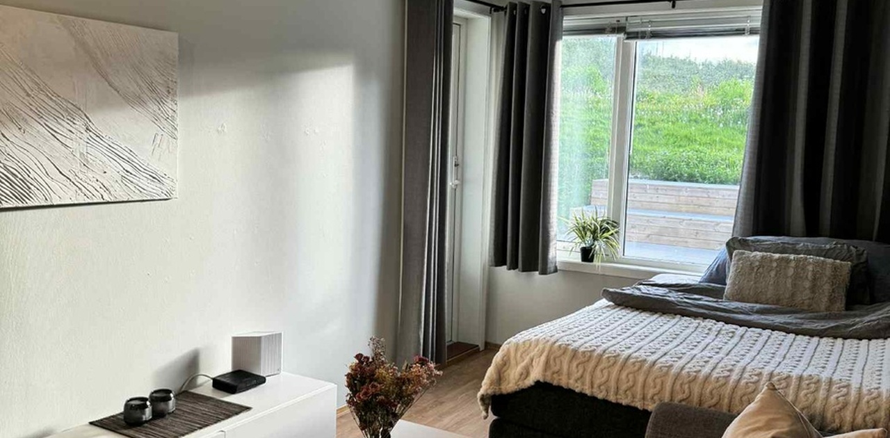 Sofa,bord,tv benk. Dør til terrasse.