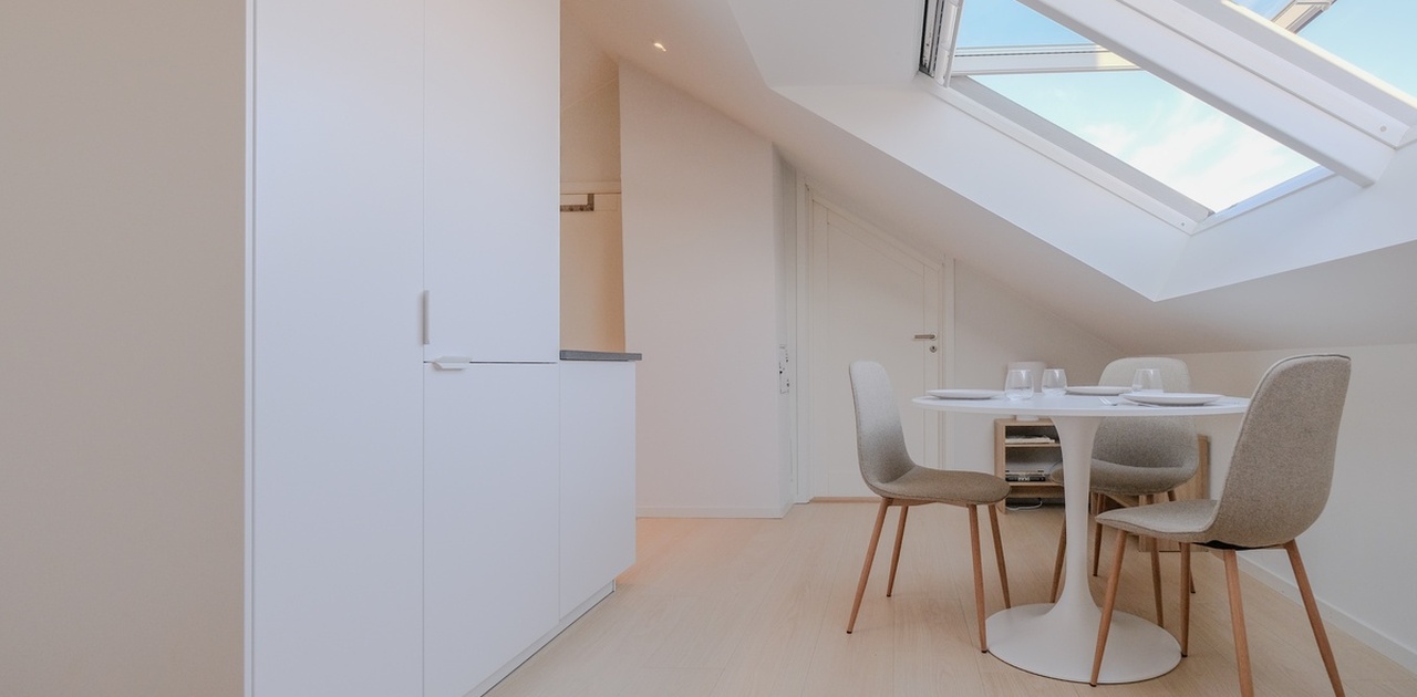 Godt belyst og åpen stue/kjøkkenløsning