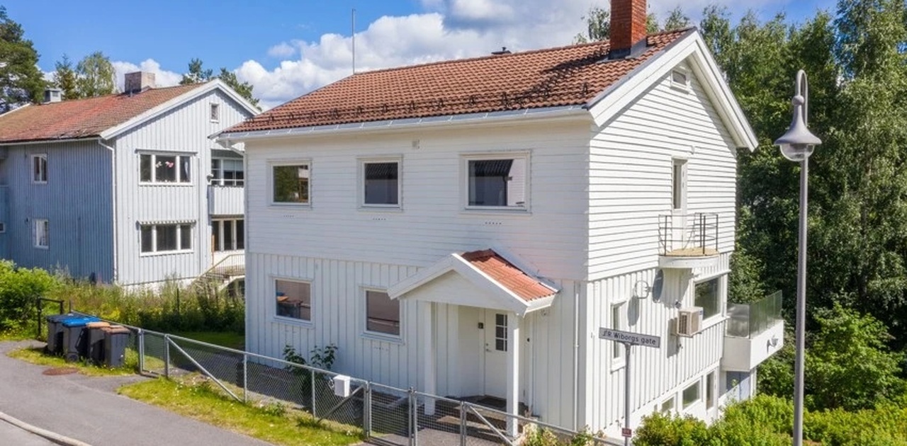 Fasade hus med entrè
