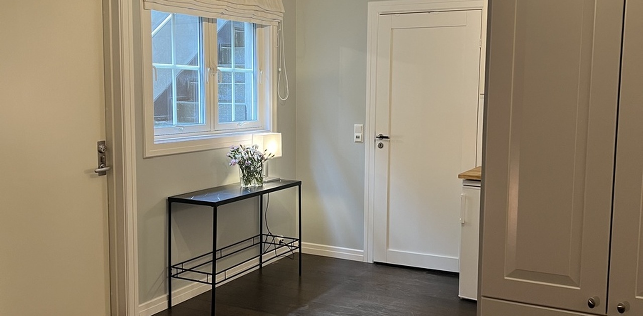 Hyggelig rom med plassbygget skap